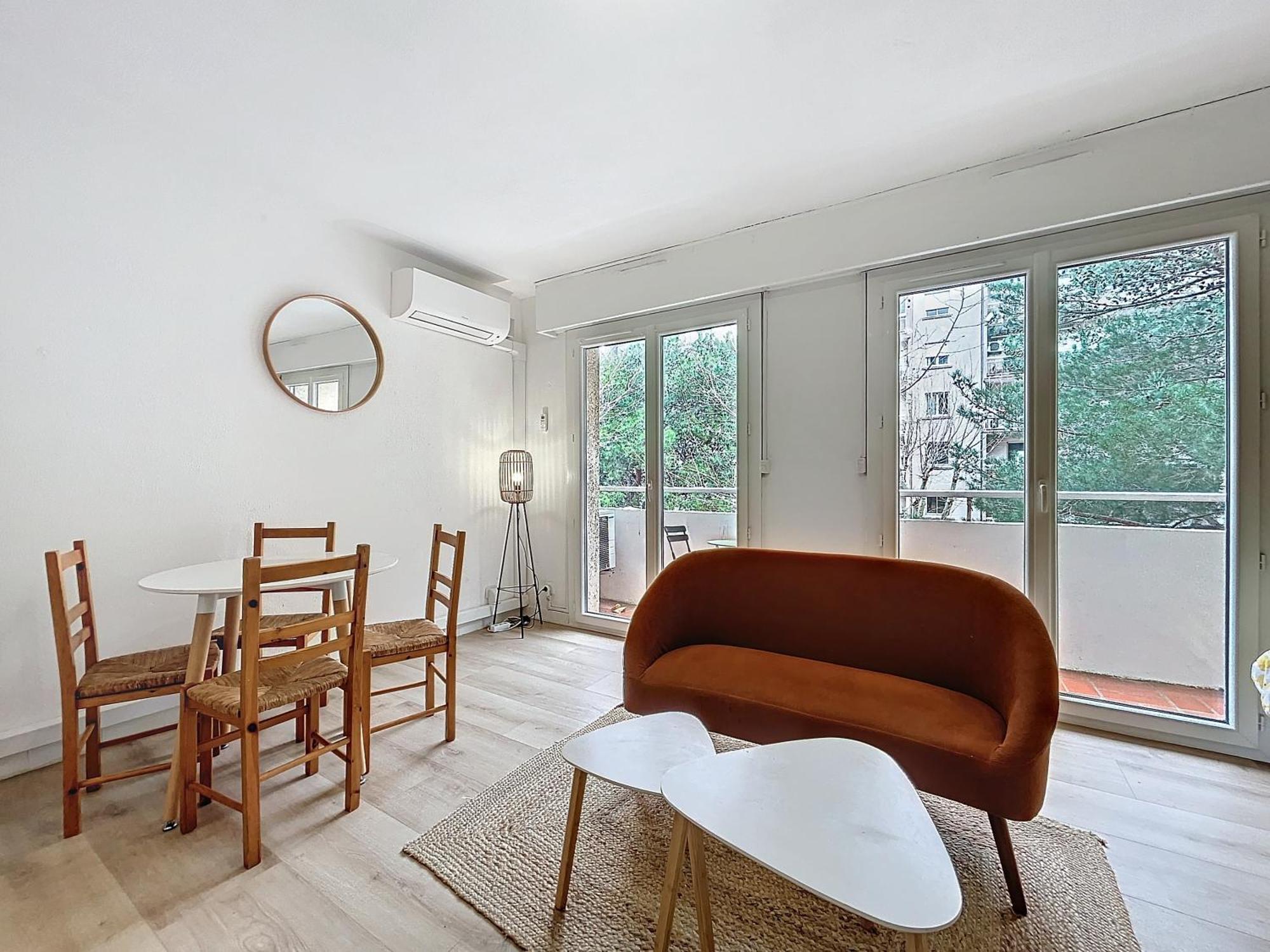 Cosy - Balcon - Wifi - Free Parking Apartment