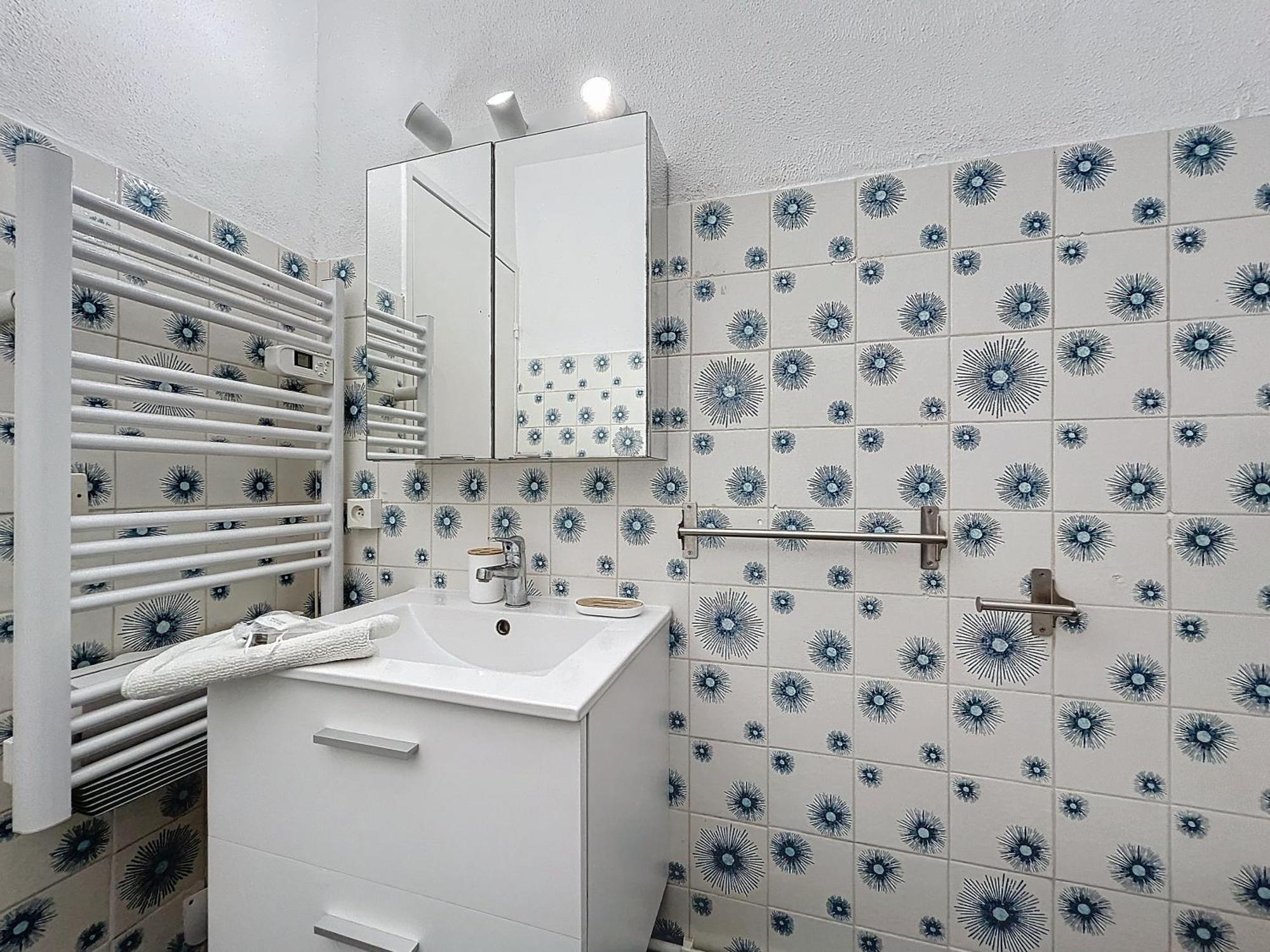Apartment Cosy - Balcon - Wifi - Free Parking